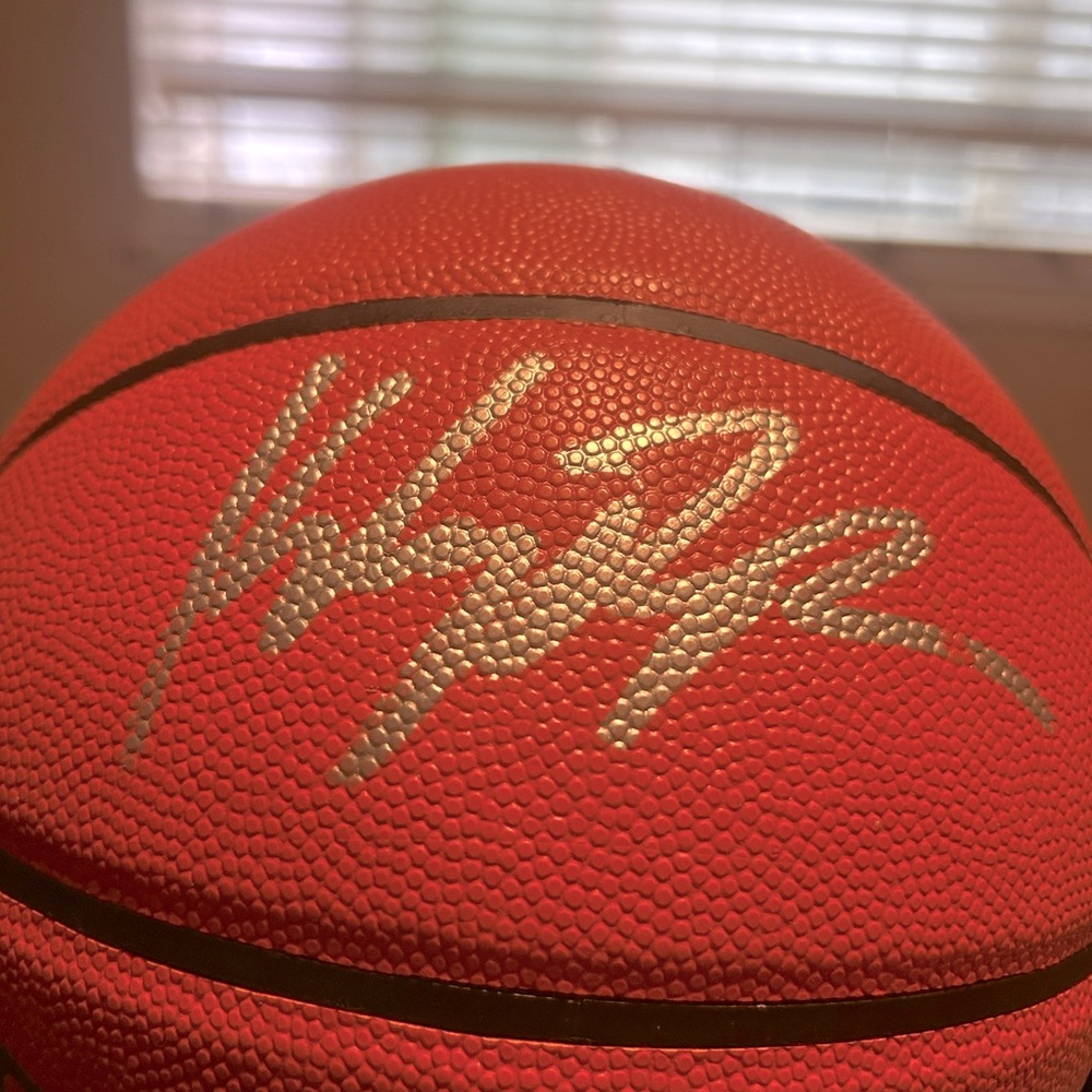 Klay Thompson Signed basketball comes with certification authentication
